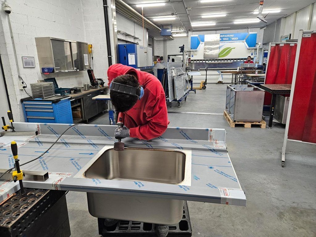 Employer faisant des finitions à l'usine RECATEC CPA